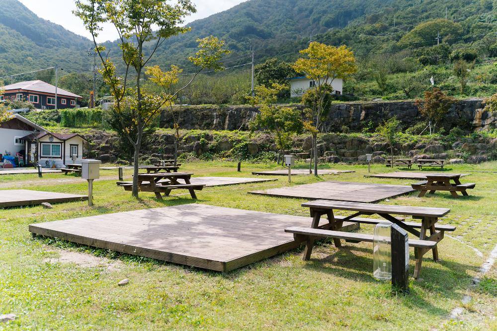 지리산 피아골 오토캠핑장 텐트 설치 공간과 나무 식탁