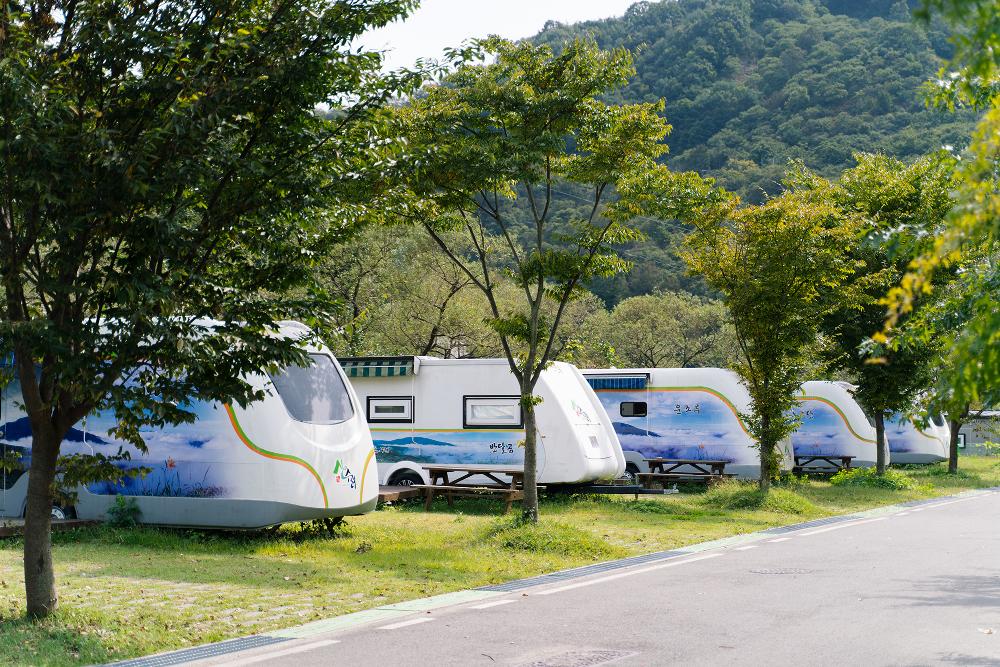 지리산 피아골 오토캠핑장의 카라반 전경